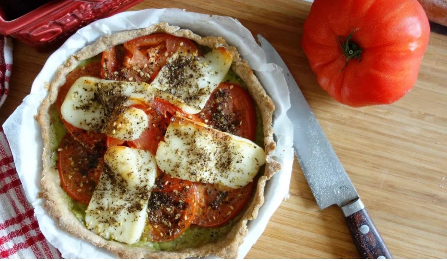 Tarte tomate, pesto & halloumi